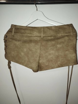 Pantalón corto caqui con cordones y hebilla
