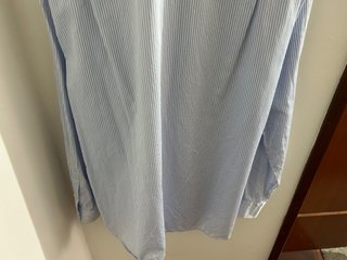 Camisa de rayas azul y blanca