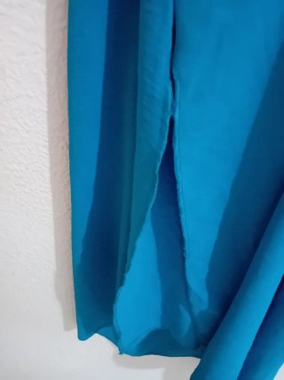 Vestido largo azul con tirantes y encaje