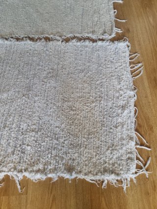 Tappeti beige e bianchi in tessuto