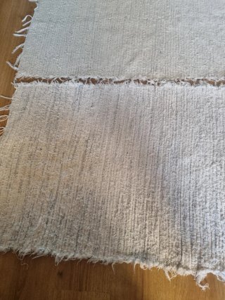Tappeti beige e bianchi in tessuto
