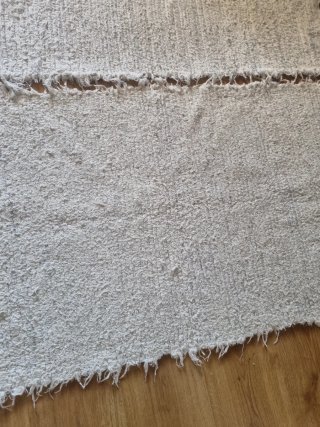 Tappeti beige e bianchi in tessuto