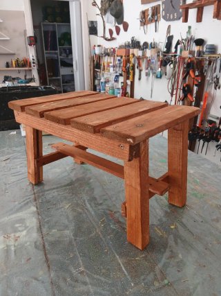 Sgabello in legno rustico marrone