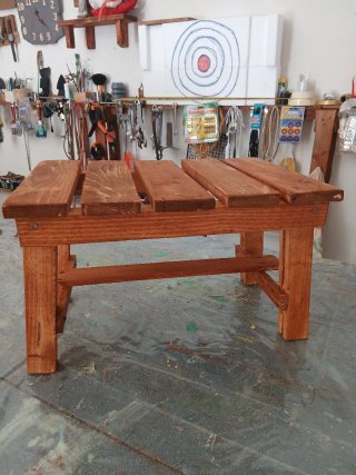 Sgabello in legno rustico marrone