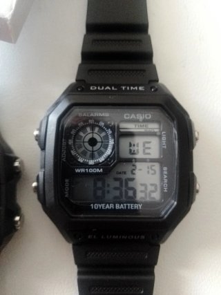 Reloj digital nuevo.