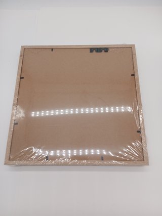 Quadro con cornice in legno beige, con corde in fondo per aggiungere decorazione
