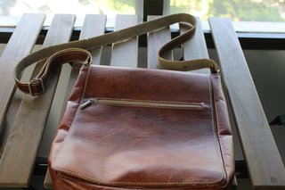 Bolso bandolera cuero marrón.
