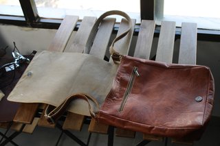 Bolso bandolera cuero marrón.