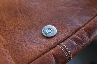 Bolso bandolera cuero marrón.