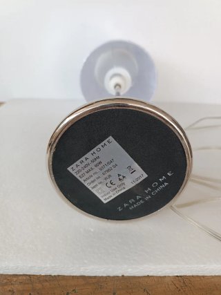 Lámpara de mesa Zara Home plata y blanco