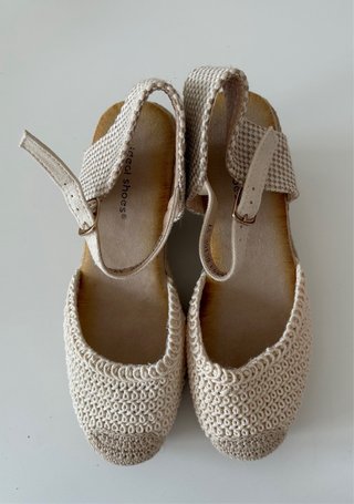Alpargatas cuña Ideal Shoes crema sin estrenar