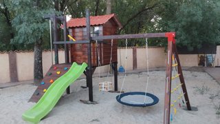 Parque infantil: casa, tobogán, columpio
