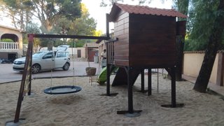 Parque infantil: casa, tobogán, columpio