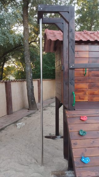 Parque infantil: casa, tobogán, columpio