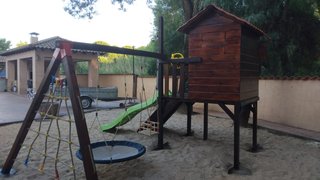 Parque infantil: casa, tobogán, columpio