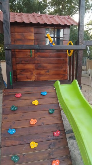 Parque infantil: casa, tobogán, columpio