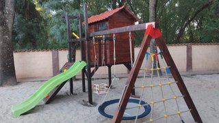 Parque infantil: casa, tobogán, columpio