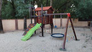 Parque infantil: casa, tobogán, columpio