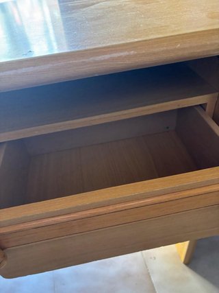 Escritorio de madera con cajones
