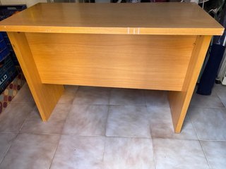 Escritorio de madera con cajones