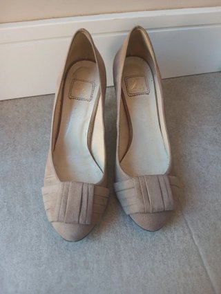 Zapatos de tacón beige