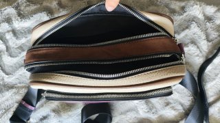 Bolso bandolera beige y morado