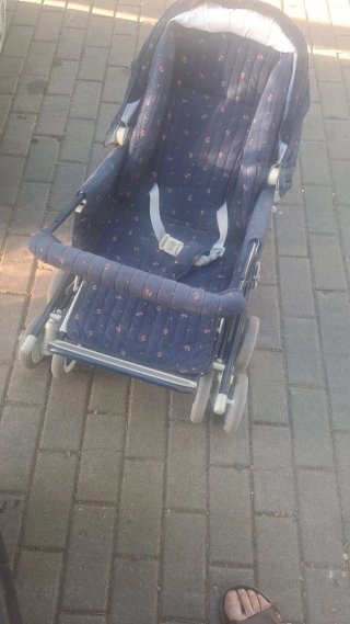 Carrito de bebé azul floral