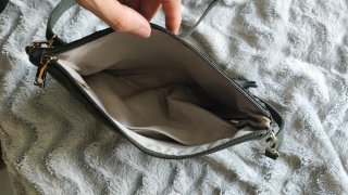 Bolso verde con bordado étnico