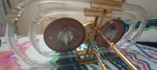 Lámpara de techo dorada y transparente