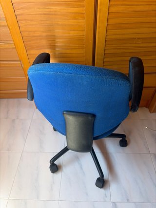 Silla de escritorio azul cómoda y regulable