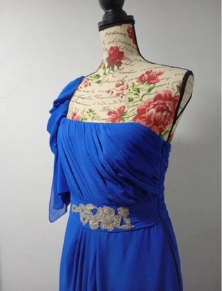 Vestido Pronovias azul asimétrico sexy dreapeado