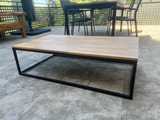 Mesa de salón madera y hierro
