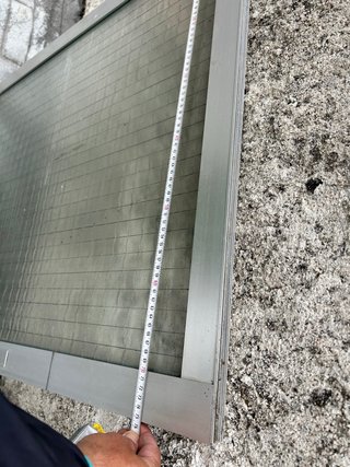 Ventanal aluminio cristal opaco con rejilla