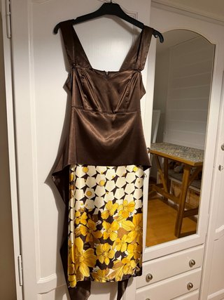 Vestido marrón y amarillo