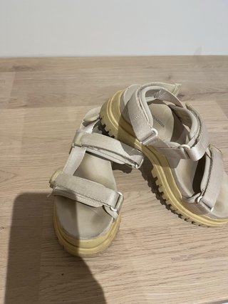 Sandalias deportivas beige y blancas
