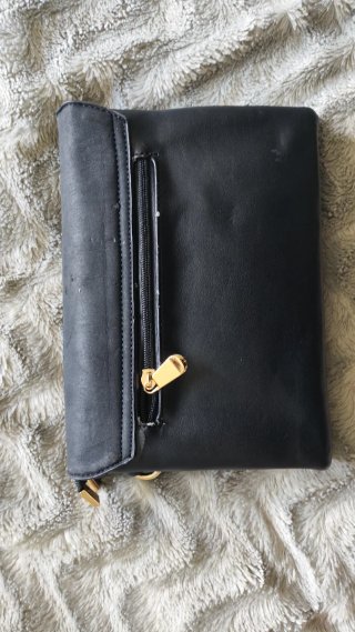 Bolso negro con cierre dorado