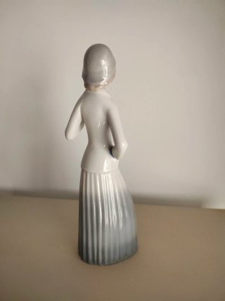 Figura porcelana Casades mujer