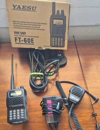 EMISORA Yaesu FT-60E Transceptor VHF/UHF FM+extras