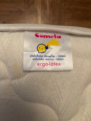 Cuna de madera con colchón