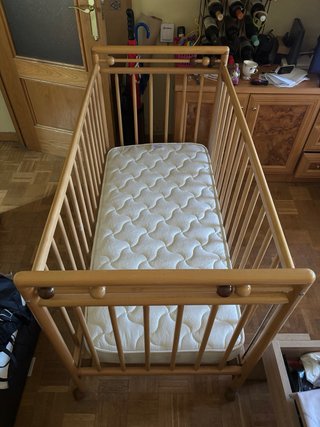 Cuna de madera con colchón