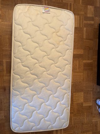 Cuna de madera con colchón