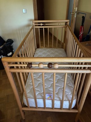 Cuna de madera con colchón