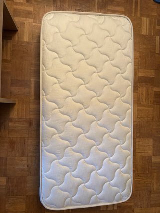 Cuna de madera con colchón