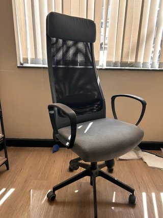 Silla de escritorio ergonómica gris