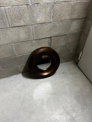 Espejo redondo de metal del Corte Ingles