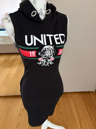 Tubino nero con cappuccio