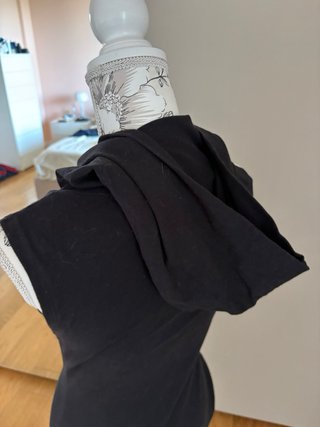 Tubino nero con cappuccio