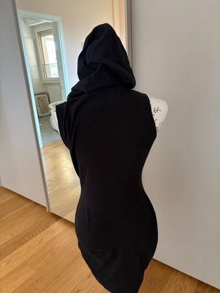 Tubino nero con cappuccio
