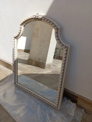Espejo antiguo beige con marco decorado