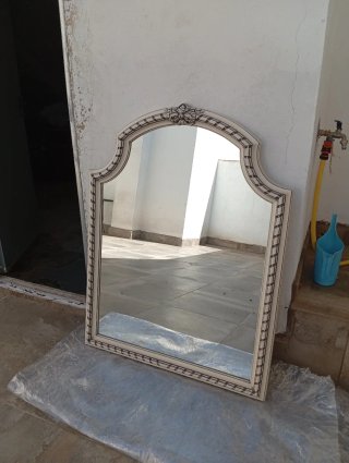 Espejo antiguo beige con marco decorado